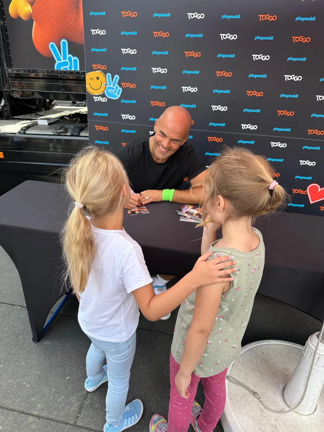 Norbert bei einer Autogrammstunde mit Kindern