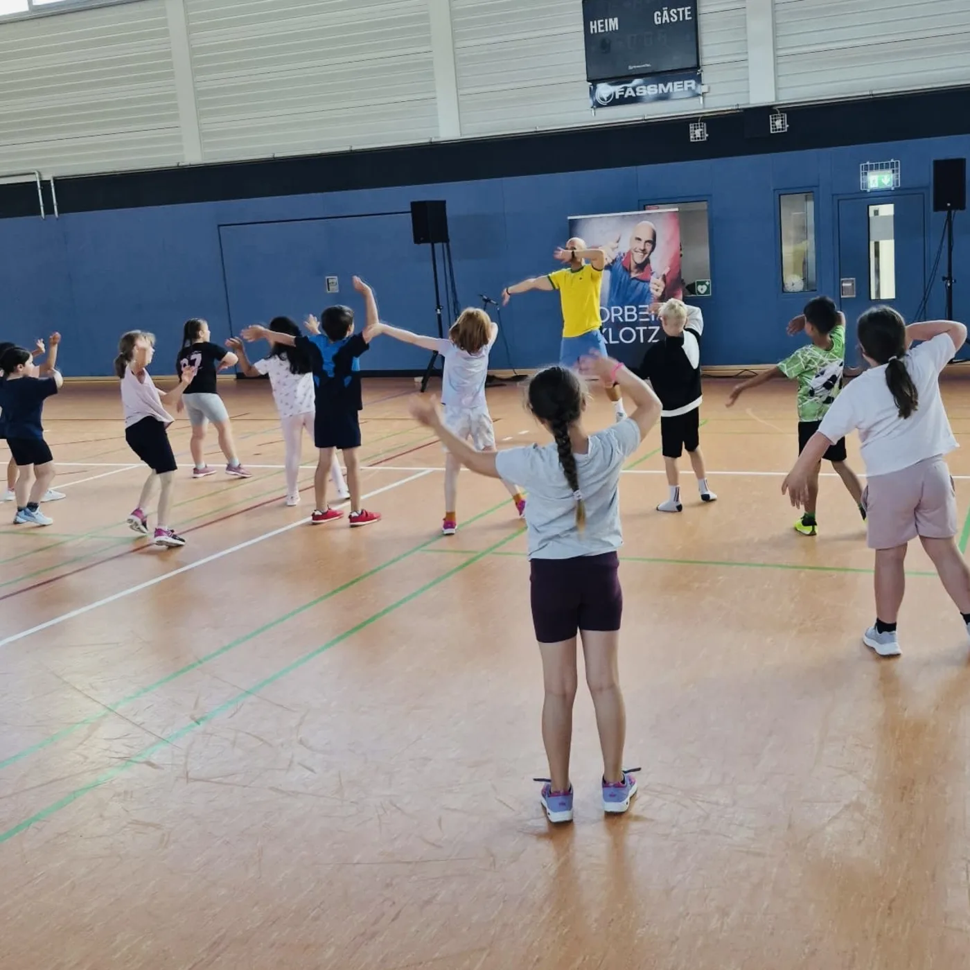 Norbert Klotz mit einer Grundschulklasse beim Fitness-Pop Workout in der Turnhalle