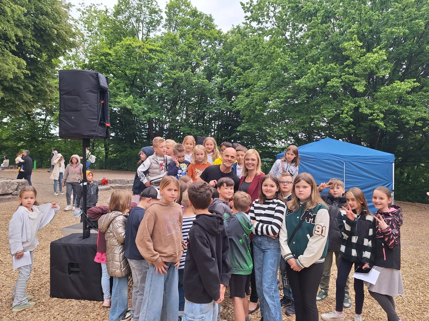 Schulfest-Show mit Norbert Klotz und tanzenden Kindern