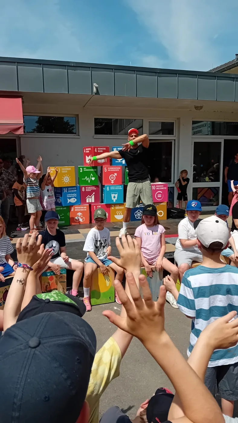 Kinder spielen Cajon beim Fitness-Pop Schultag