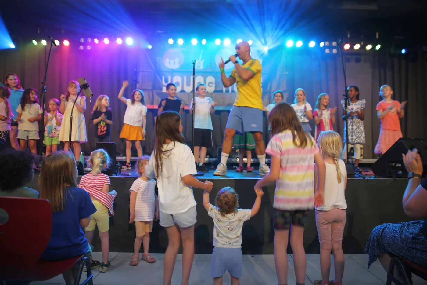 Norbert Klotz live auf der Bühne beim YH Kids-Festival mit tanzenden Kindern